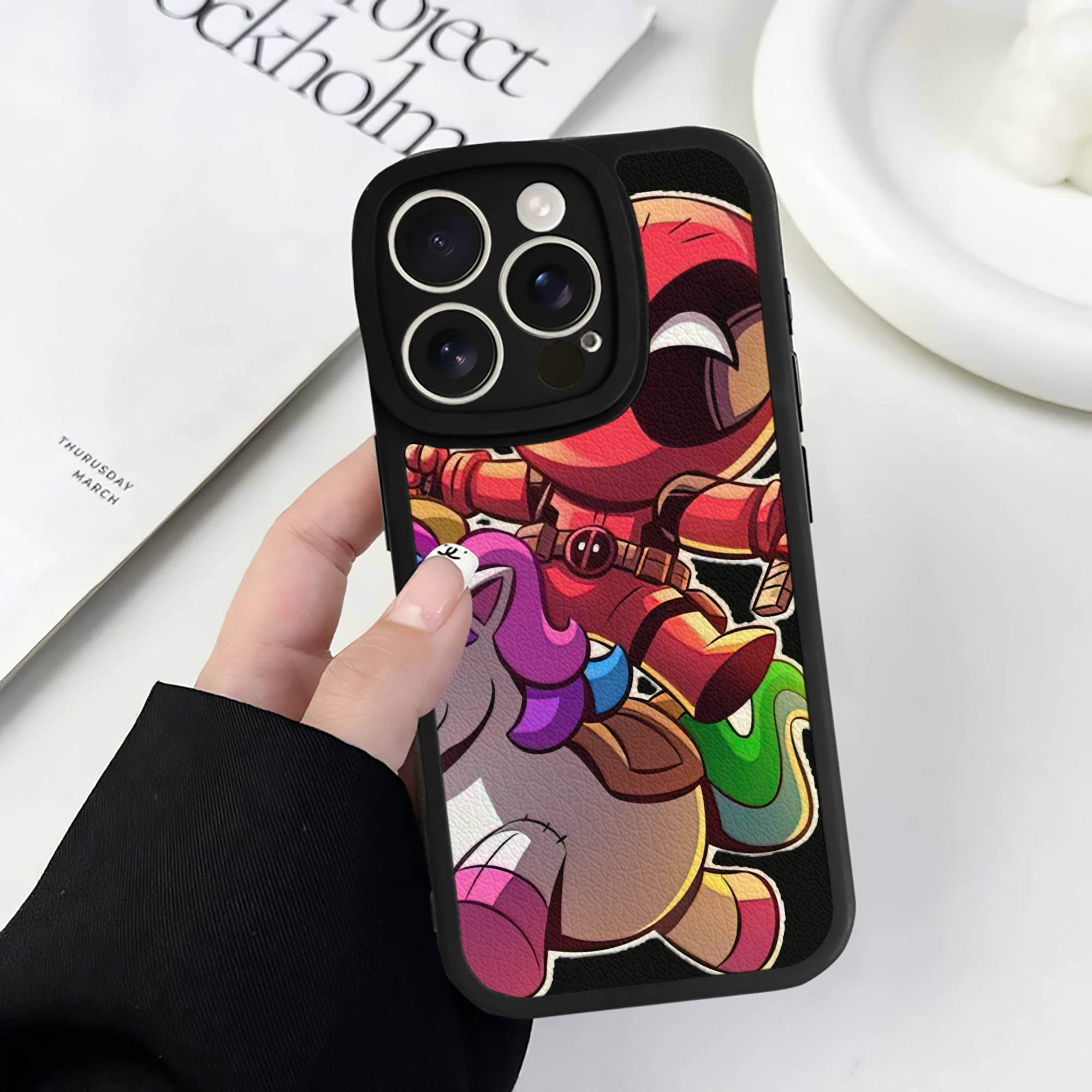 （画像用） Deadpool デッドプール 【iPhone 16シリーズ対応】シリコンスマホケース（レザー調） 材質：シリコン